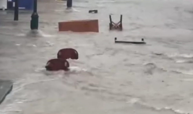 Çeşme'de sağanak: Masa ve sandalyeler akıntıya kalıp sürüklendi