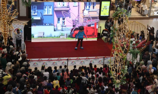 Ceylan Karavil Park'ta Rafadan Tayfa hayranlarıyla buluştu