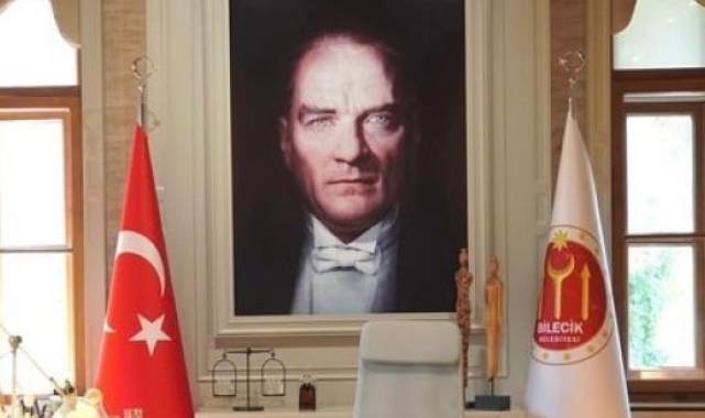 CHP'li başkanın Bilecik'te durmadığını iddia ederek boş koltuklu makam odasının fotoğrafını paylaştı