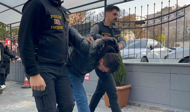 Cinayet şüphelisi gözyaşları içinde adliyeye sevk edildi