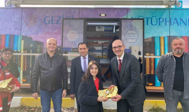 Çocuklarla bir araya gelerek, kitap armağan etti
