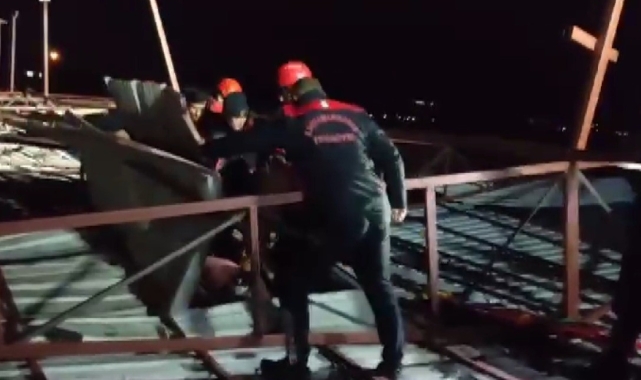 Çöken çatının altında kalan şahıs kurtarıldı