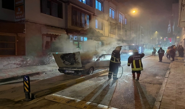 Çorum'da bir otomobil seyir halindeyken çıkan yangın nedeniyle kullanılamaz hale geldi