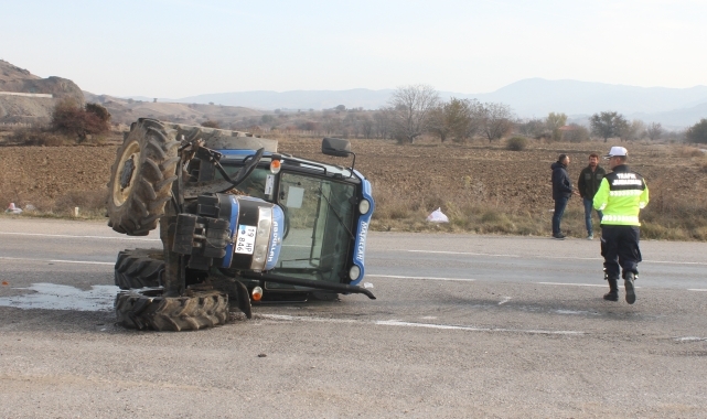 Çorum'da işçi servisi ile traktörün çarpışması sonucu 16 kişi yaralandı