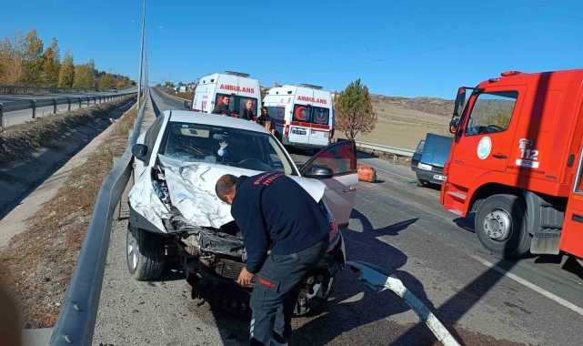 Çorum'da iki otomobil çarpıştı: 3 yaralı