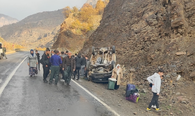 Çukurca'da minibüs takla attı: 11 yaralı