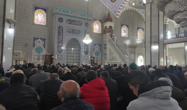 Cuma hutbesinde "kumar" vurgusu: "Kumar, hem oynatan hem de oynayan için maddi ve manevi bir tükeniştir"