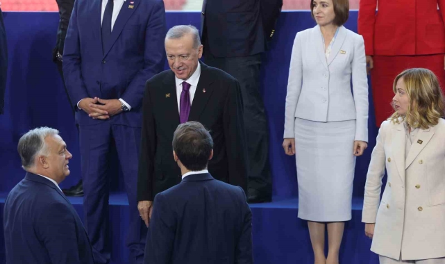 Cumhurbaşkanı Erdoğan, Avrupa Siyasi Topluluğu Zirvesi'nde aile fotoğrafı çekimine katıldı