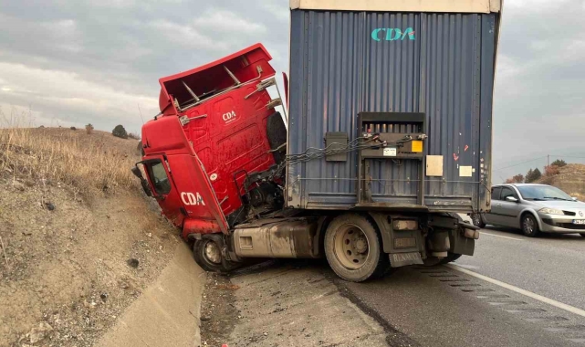 D100'de tır makasladı, sürücü yara almadan kurtuldu