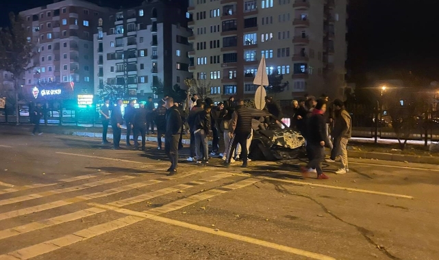 Demir bariyerlere çarpan otomobilin sürücüsü yaralandı