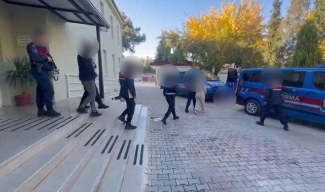 Denizli'de bıçakla 200 bin lira gasp eden iki şüpheli tutuklandı