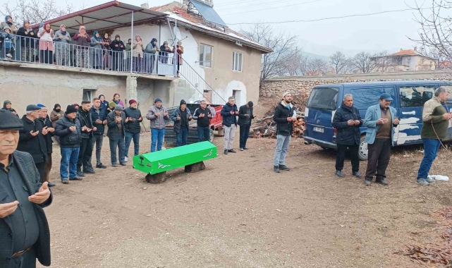 Denizli'de boş arazide bulunan yaşlı kadının kemikleri toprağa verildi