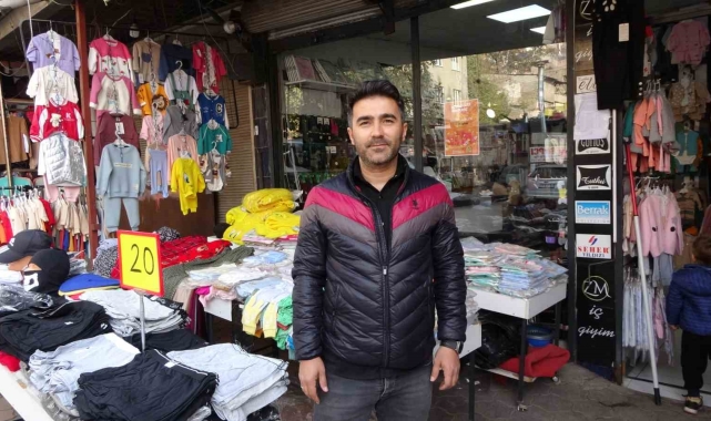 Deprem bölgesinde yıkım kararı alınan Dere Pazarı'ndaki esnaftan indirim kampanyası