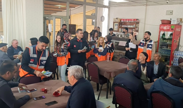 Deprem uzmanlarının uyardığı kentte kapı kapı dolaşarak vatandaşları bilgilendiriyorlar