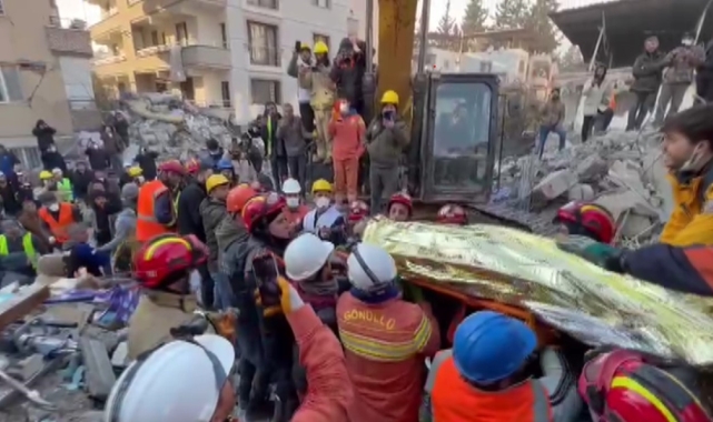 Depremde annesini ve kardeşini kaybeden genç, çamaşır makinesinin yanına sığınarak enkaz altında 6 gün yaşama tutundu