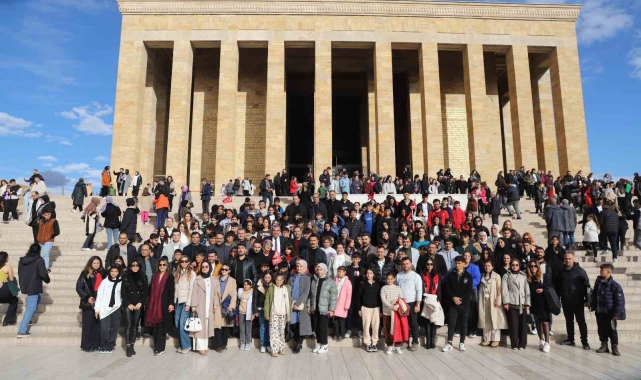 Depremzede çocuklar, 'Yüreğimizdeki Işık' projesi kapsamında Ankara'yı gezdiler