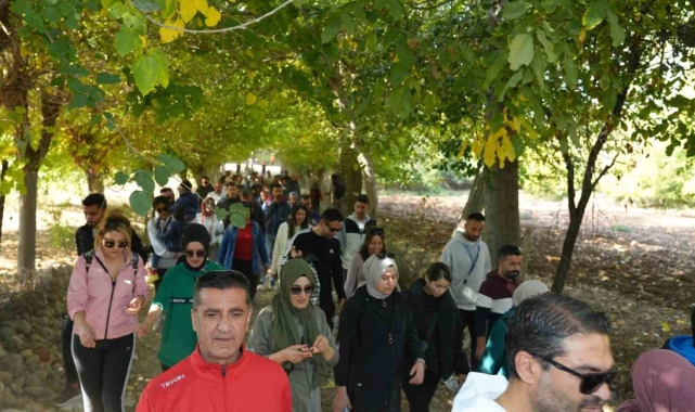 Depremzede öğretmenler doğa yürüyüşünde bir araya geldi