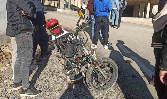 Derecik'te motosiklet otomobile çarptı: 1 yaralı
