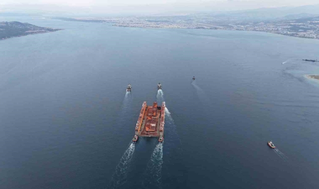 Dev Yüzer Havuz 'Dourado' Çanakkale Boğazı'ndan geçiyor