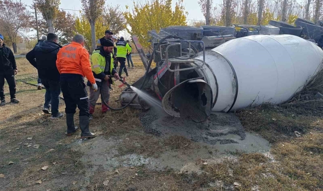 Devrilen beton mikseri içindeki beton boşaltılarak kaldırıldı