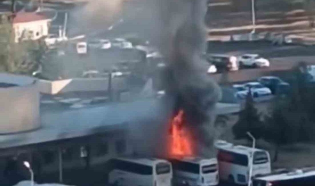 Diyarbakır Otogarı'nda park halindeki otobüs alevlere teslim oldu