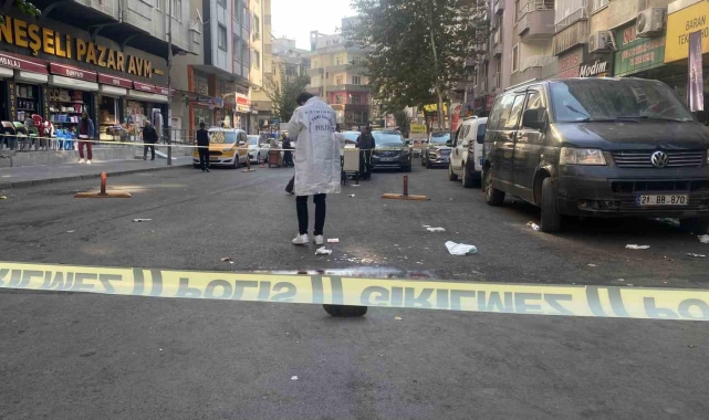 Diyarbakır'da 3 kişiyi bıçaklayan saldırgan polis tarafından etkisiz hale getirildi