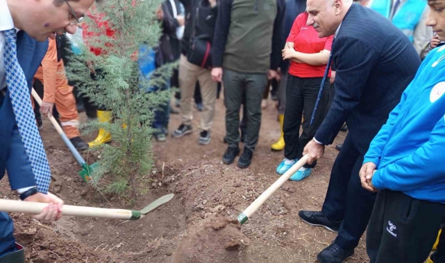 Diyarbakır'da fidanlar toprakla buluştu