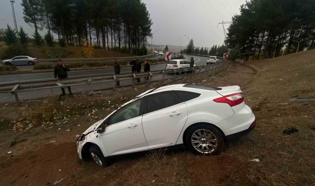 Diyarbakır'da hasta ziyaretine giden arkadaşlar kaza yaptı: 3