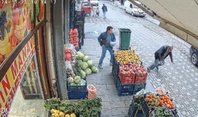 Diyarbakır'da kaldırımda yürüyen adamın kalp krizi geçirme anı kameraya yansıdı