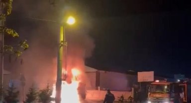 Diyarbakır'da park halindeki kamyon alev topuna döndü