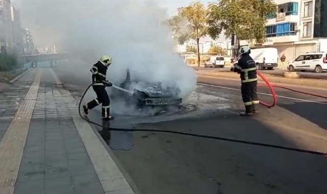 Diyarbakır'da seyir halinde otomobil yandı