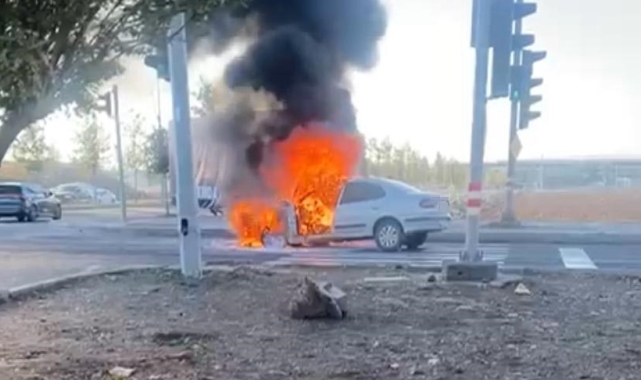 Diyarbakır'da seyir halindeki otomobil alev topuna döndü