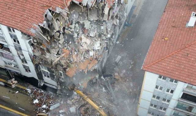 Doğal gaz patlamasında 1 kişinin öldüğü, 33 kişinin yaralandığı Hilal Apartmanı'nın yıkımına başlandı