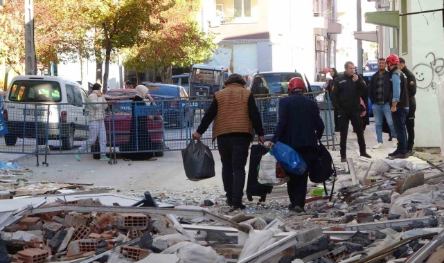 Doğalgaz patlamasında hasar gören evlerinden eşyalarını 4 gün sonra alabildiler