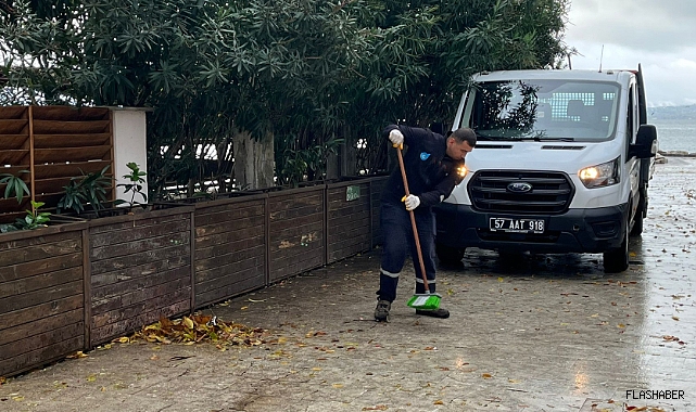 Dökülen yapraklar temizleniyor
