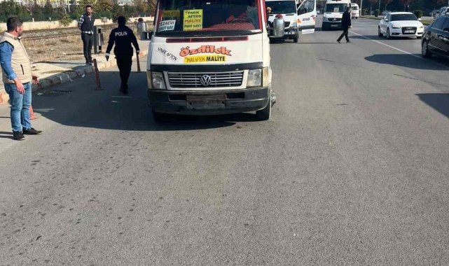 Dolmuş şoförünün aracından indirdiği yolcuları ezdiği anlar güvenlik kamerasında