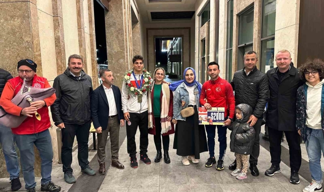 Dünya 3.'sü boksör Alperen Yılmaz, Rize'de tulumla karşılandı