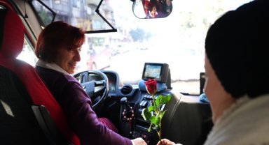 Düzce'de halk otobüsü şoförlerine gül sürprizi