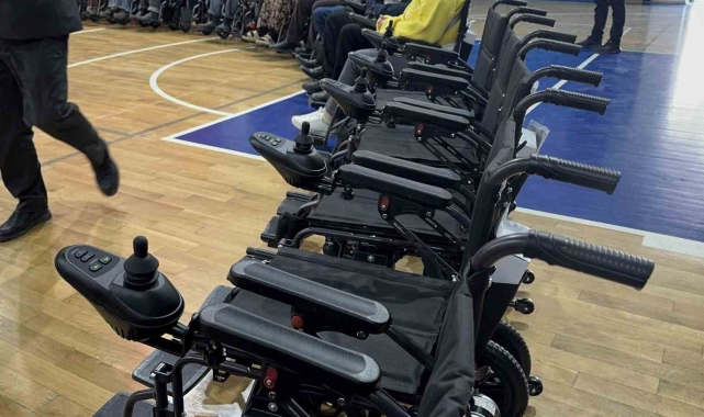 Düzce'de 40 engelli vatandaşa akülü sandalye hediye edildi