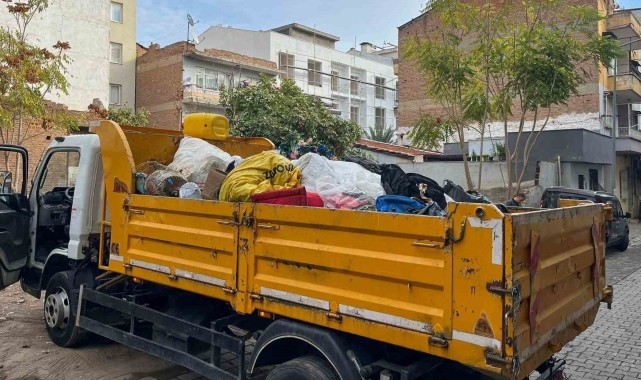 Efeler'deki evden 2 kamyon çöp çıktı