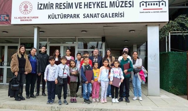 Efeler'in minik ressamları Picasso Sergisi'ne katıldı