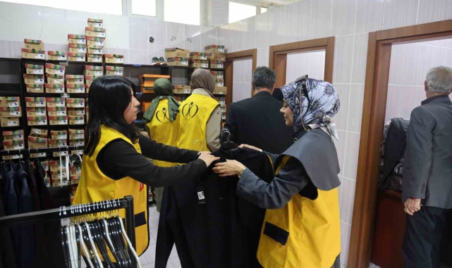 Eğitimcilerin 'İnci projesi' ile 5 bin 400 yetim ve öksüz öğrencinin yanı sıra ihtiyaç sahiplerine yardım ulaştırılıyor