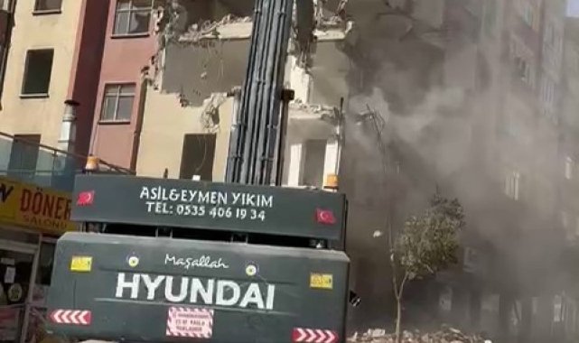 Elazığ'da ağır hasarlı bina tek dokunuşla yıkıldı