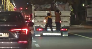 Elazığ'da çocukların kamyonet arkasında tehlikeli yolculuğu kamerada