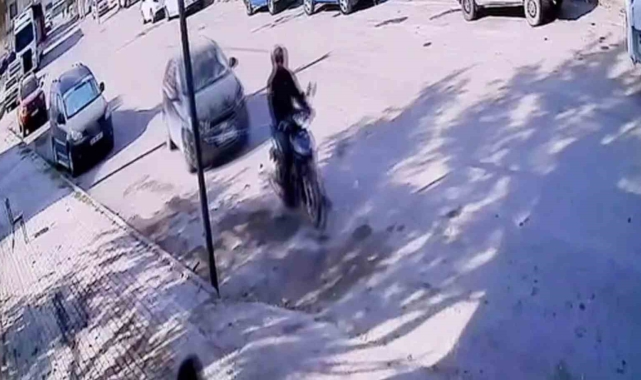 Elazığ'da ilginç görüntü: Yolda kalan araç motosikletle çekildi