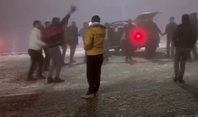 Elazığ'da kar yağışı 'halayla' kutlandı