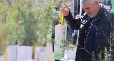 Elazığ'da vatandaşlara 23 bin adet ücretsiz fidan dağıtıldı