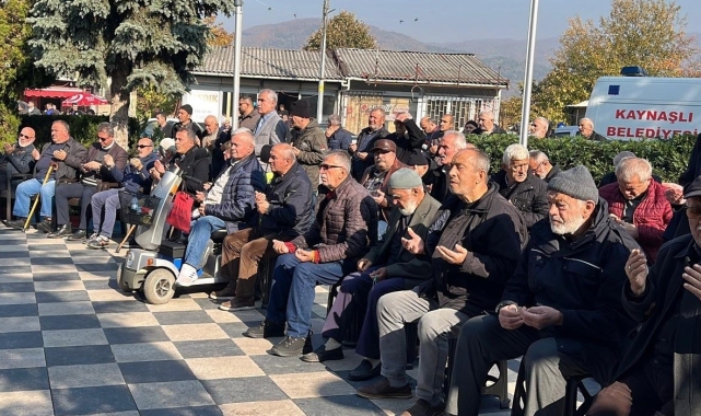 Eller semaya depremde hayatını kaybedenler için kalktı