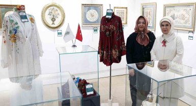 Emine Erdoğan, Çınar Uluslararası Kültür ve Sanat Derneği'nin karma sergisinin açılışını yaptı