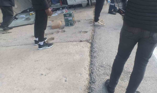Erpiliç'in tavuk yüklü kamyonu devrildi: 1 yaralı